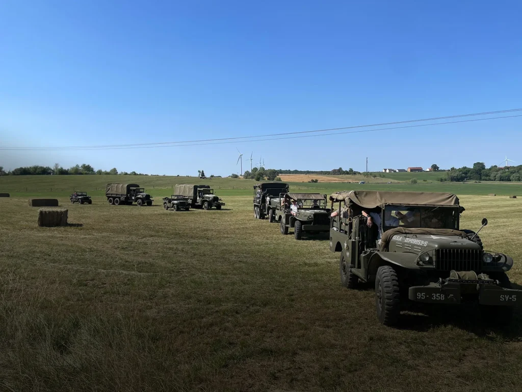 Convoi de véhicules militaires historiques lors d’une sortie du CLVMA